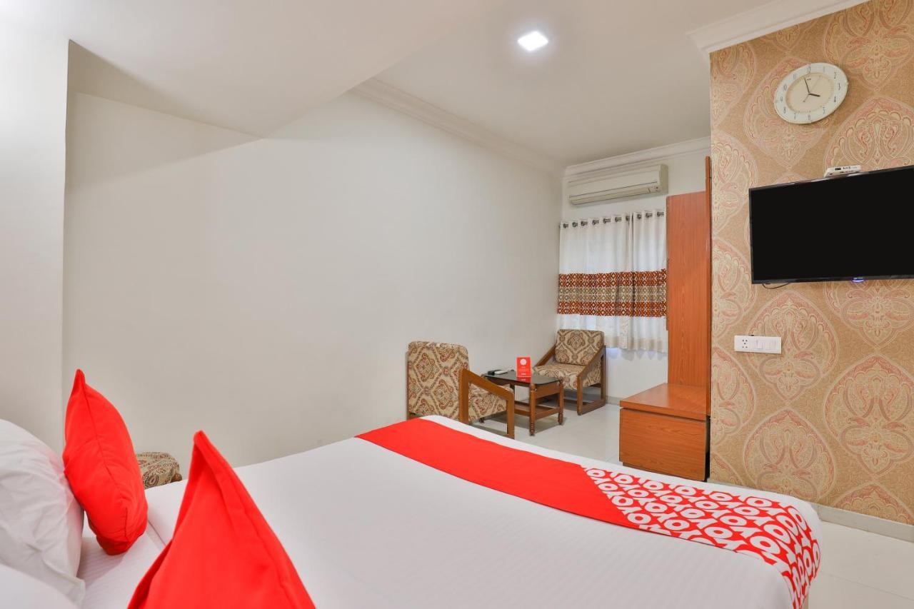 Oyo 2351 Hotel Golden Plaza Ahmedabad Ngoại thất bức ảnh